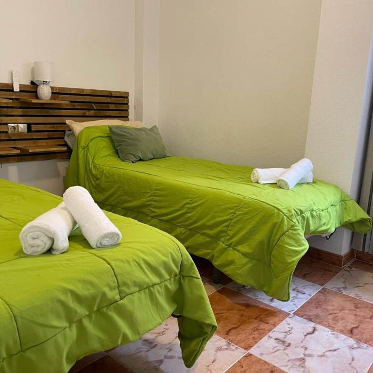Renovated Top-Floor 2BR | Sunny Balcony & Golf - Apartamento de 2 dormitorios con vistas - 17