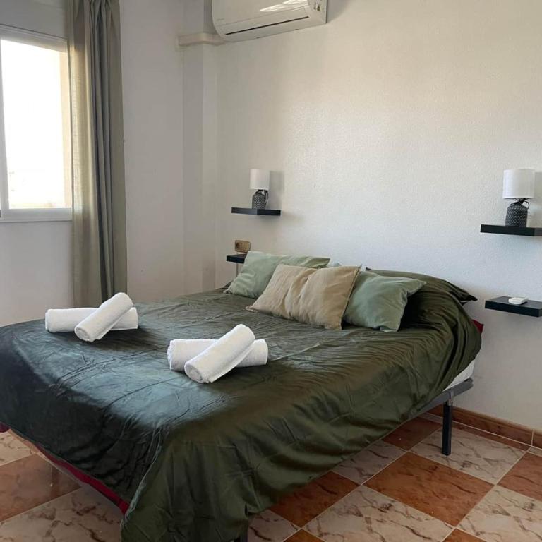 Renovated Top-Floor 2BR | Sunny Balcony & Golf - Apartamento de 2 dormitorios con vistas - 15