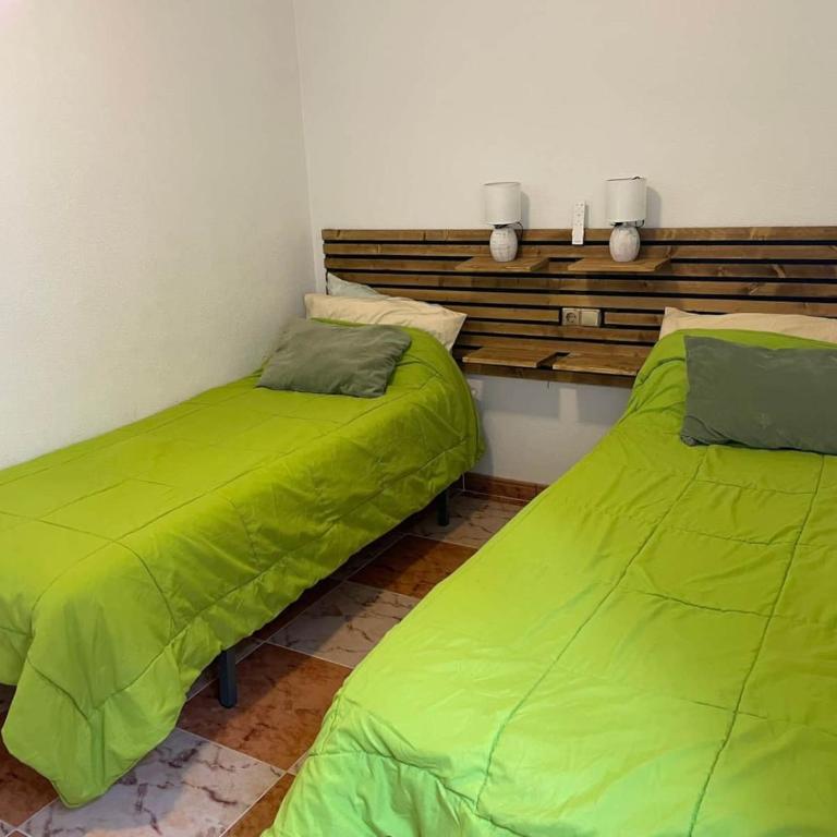 Renovated Top-Floor 2BR | Sunny Balcony & Golf - Apartamento de 2 dormitorios con vistas - 19