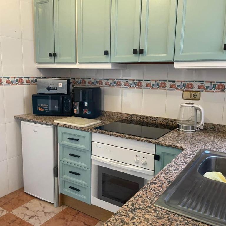 Renovated Top-Floor 2BR | Sunny Balcony & Golf - Apartamento de 2 dormitorios con vistas - 12