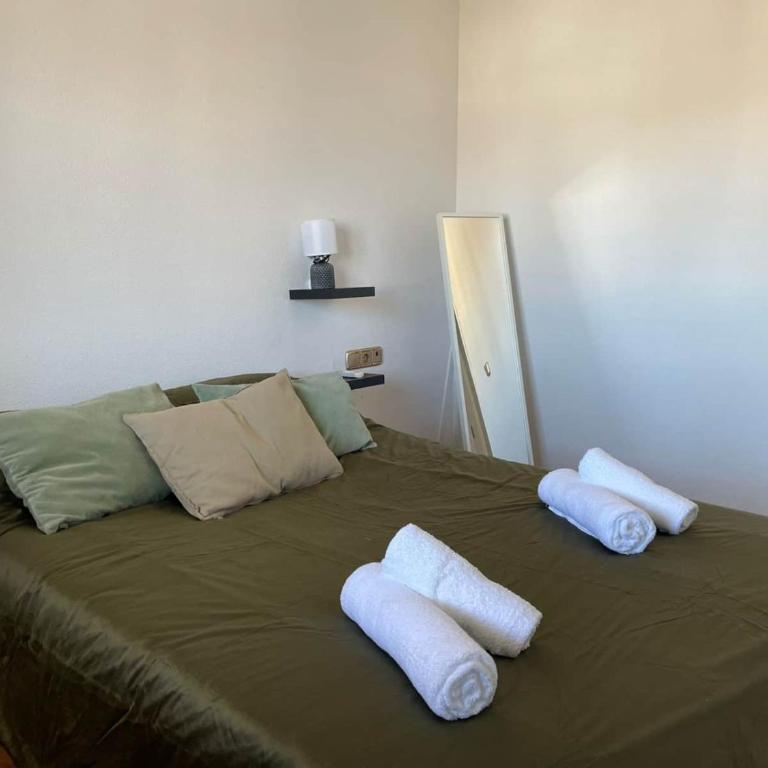 Renovated Top-Floor 2BR | Sunny Balcony & Golf - Apartamento de 2 dormitorios con vistas - 14