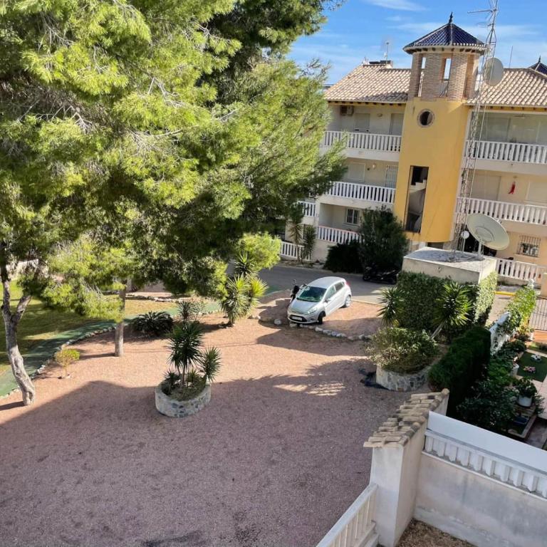 Renovated Top-Floor 2BR | Sunny Balcony & Golf - Apartamento de 2 dormitorios con vistas - 24