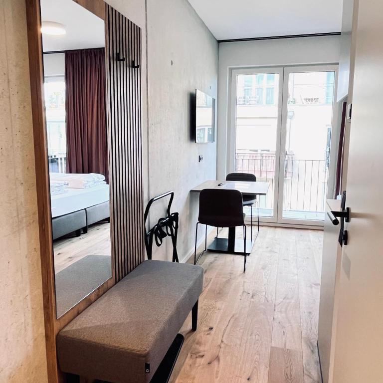 Mikes Apartments Munich - Apartment with Balcony - 8