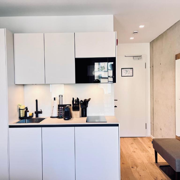 Mikes Apartments Munich - Apartment with Balcony - 4