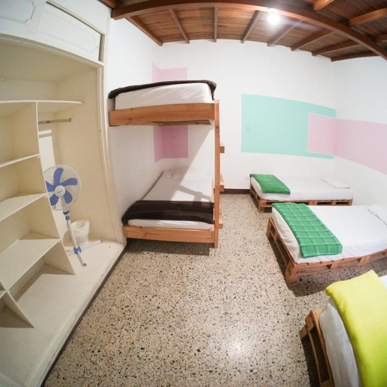 Hostal Paz y Vida - Habitación cuádruple - 11