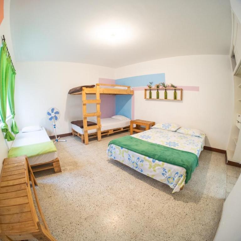 Hostal Paz y Vida - Habitación Familiar con baño privado - 6