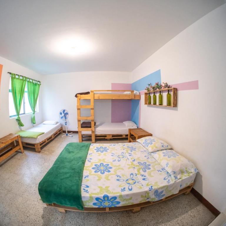 Hostal Paz y Vida - Habitación Familiar con baño privado - 7