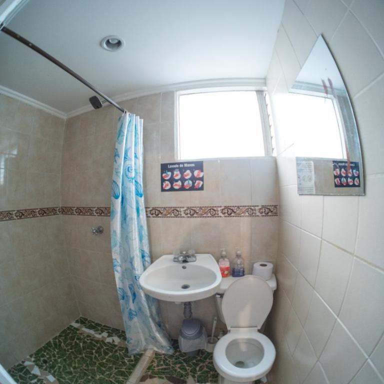 Hostal Paz y Vida - Habitación Familiar con baño privado - 9