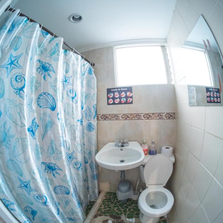 Hostal Paz y Vida - Habitación Familiar con baño privado - 10