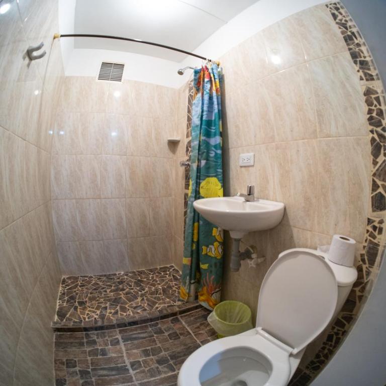 Hostal Paz y Vida - Habitación Cuádruple con baño privado - 9