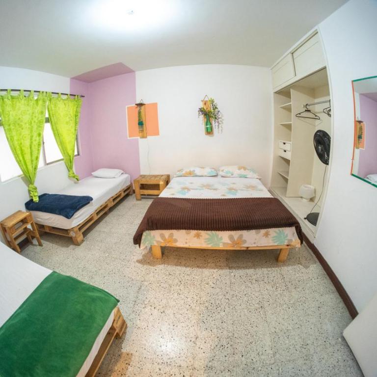 Hostal Paz y Vida - Habitación Cuádruple con baño privado - 12