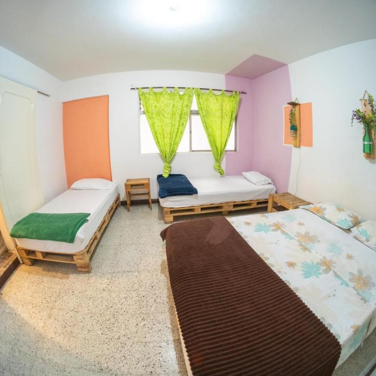 Hostal Paz y Vida - Habitación Cuádruple con baño privado - 10