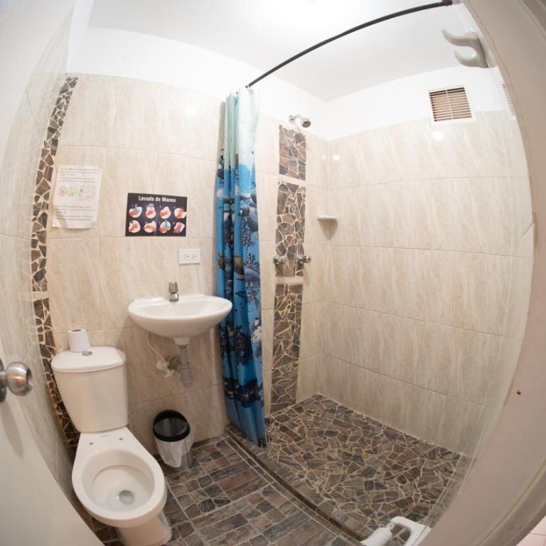 Hostal Paz y Vida - Habitación Cuádruple con baño privado - 13