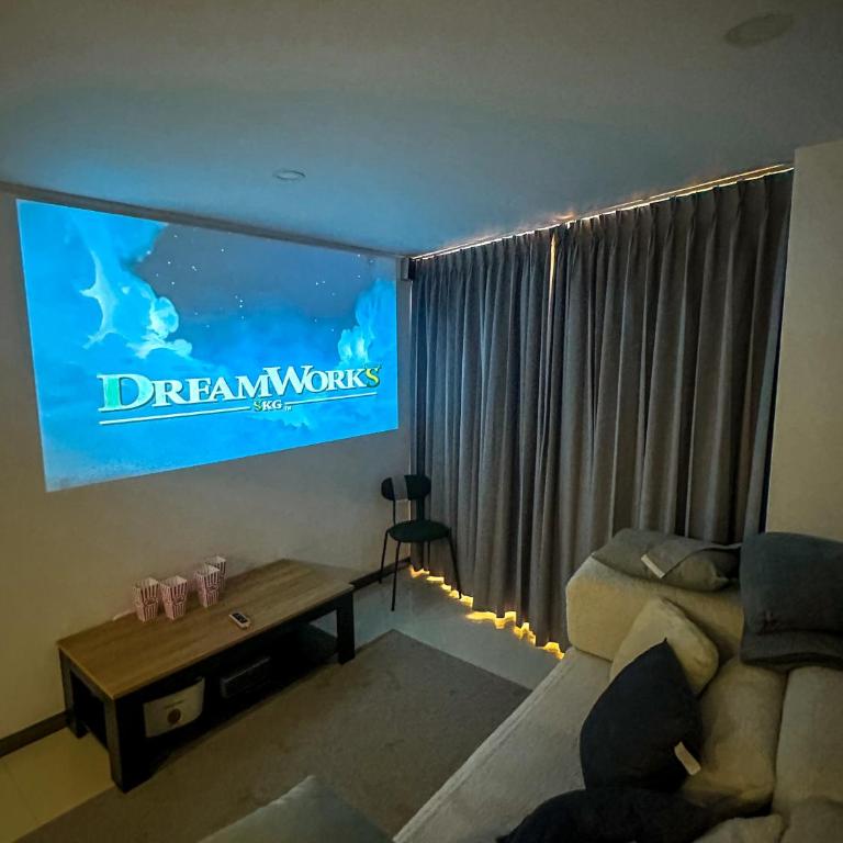Holly Hotel - Three-Bedroom Deluxe Apartment - 29