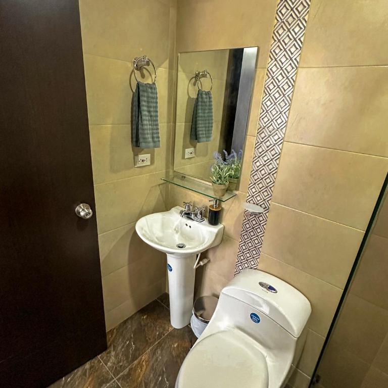 Holly Hotel - Three-Bedroom Deluxe Apartment - 15