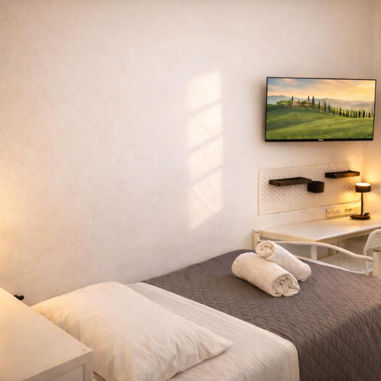 HostelCiompi - Camera Singola con Bagno in Comune - 1