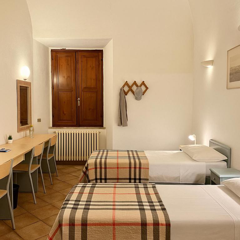 HostelCiompi - Camera Matrimoniale con Bagno in Comune - 1