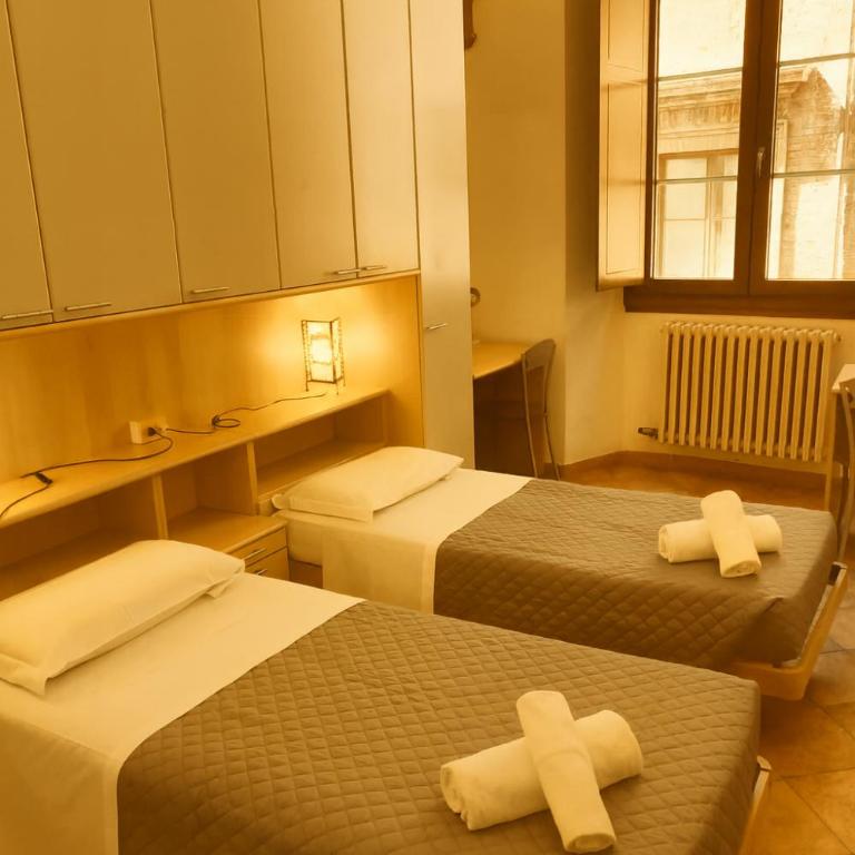 HostelCiompi - Camera Doppia con Letti Singoli e Bagno in Comune - 1