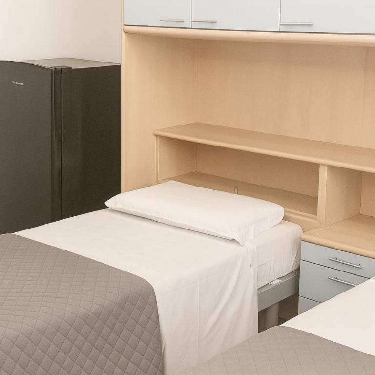 HostelCiompi - Camera Doppia con Letti Singoli e Bagno in Comune - 3