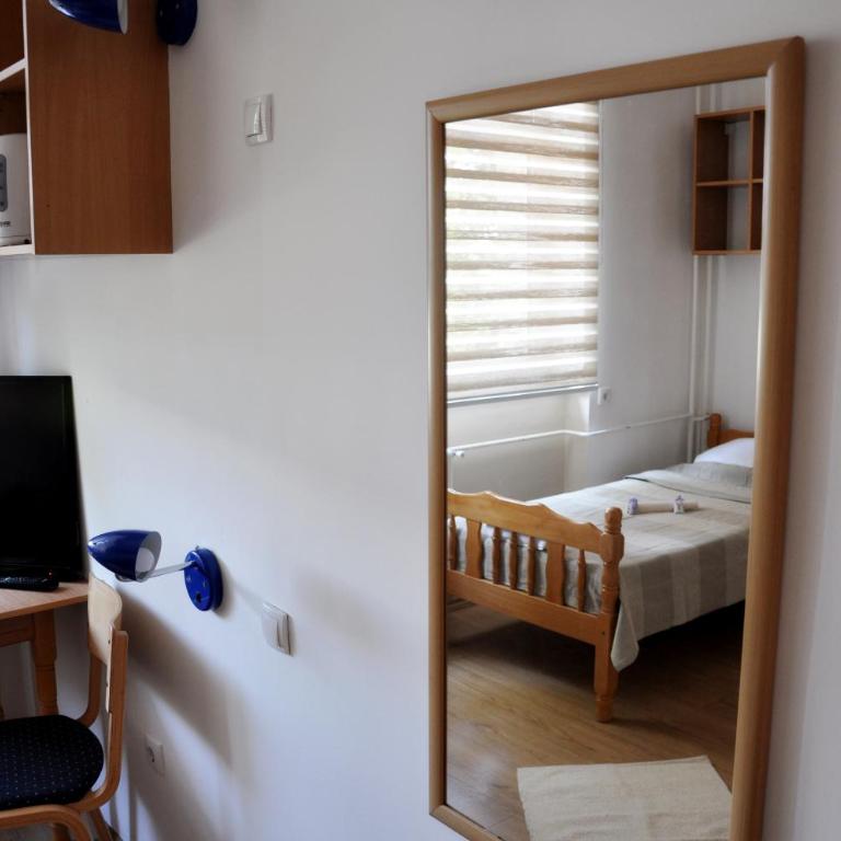 Rooms Karadjordje - Triple Room with Private Bathroom - 1