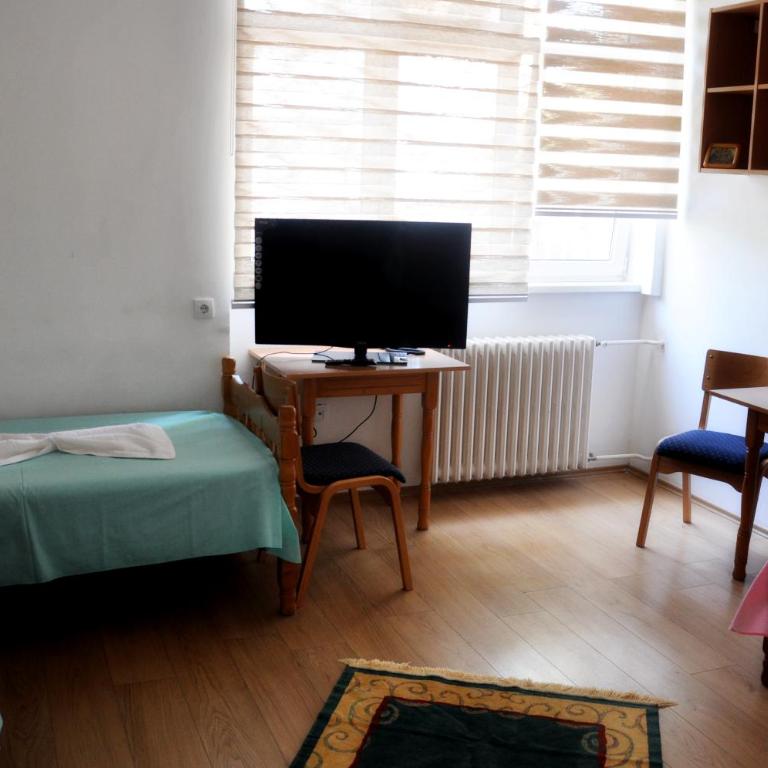Rooms Karadjordje - Triple Room with Bathroom - 2