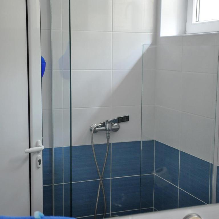 Rooms Karadjordje - Double Room with Private Bathroom - 3