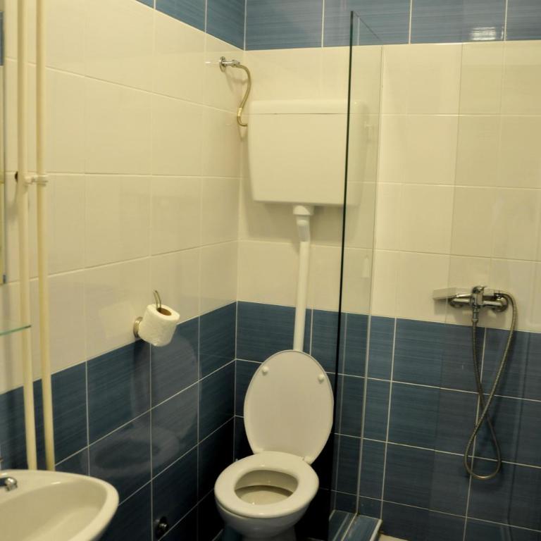 Rooms Karadjordje - Triple Room with Private Bathroom - 4