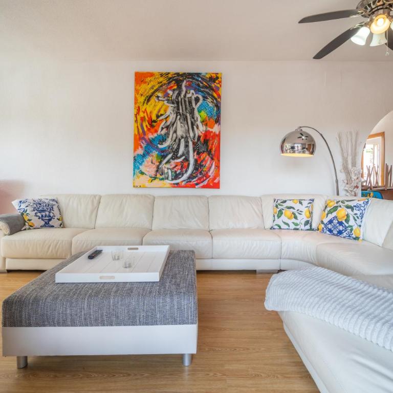 Casa de los Limones by Michael FAMILY VILLA NEAR PUERTO MARINA - Five-Bedroom House - 29