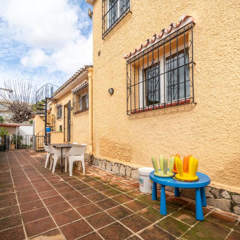 Casa de los Limones by Michael FAMILY VILLA NEAR PUERTO MARINA - Five-Bedroom House - 95
