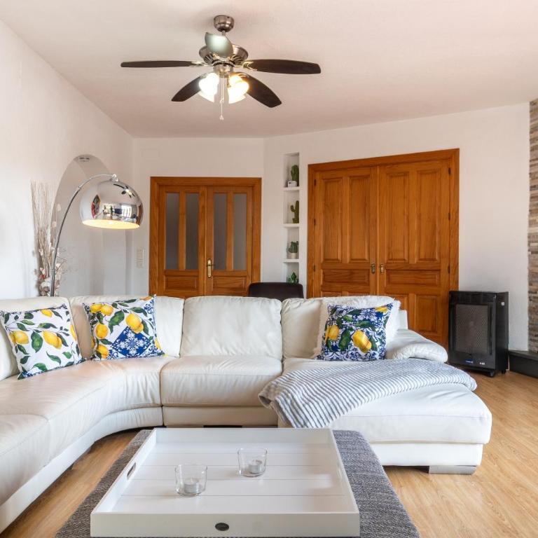 Casa de los Limones by Michael FAMILY VILLA NEAR PUERTO MARINA - Five-Bedroom House - 27