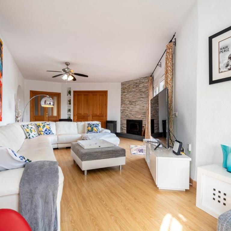 Casa de los Limones by Michael FAMILY VILLA NEAR PUERTO MARINA - Five-Bedroom House - 28