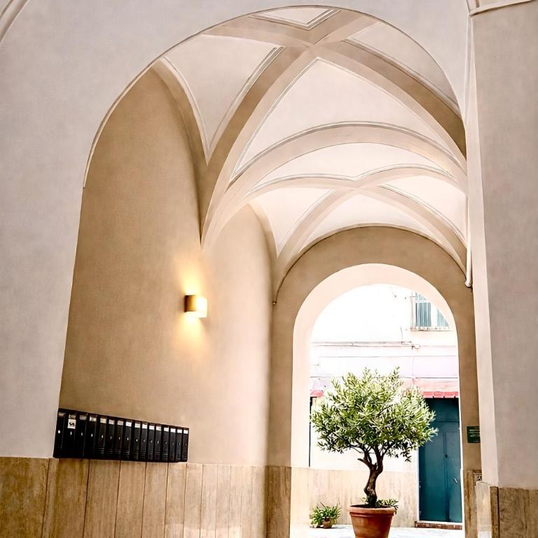 Vacanze Napoli centrale Elegant and Spacious 130sqm 2 Bedrooms 1 bathroom full and 1 small service bathroom - Two-Bedroom Apartment - 9