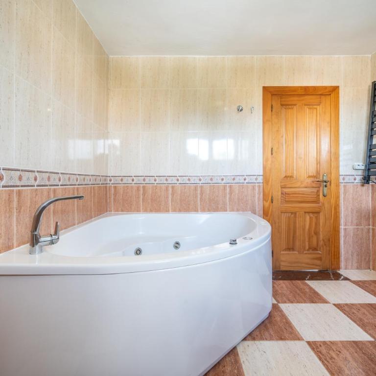 Casa de los Limones by Michael FAMILY VILLA NEAR PUERTO MARINA - Five-Bedroom House - 78
