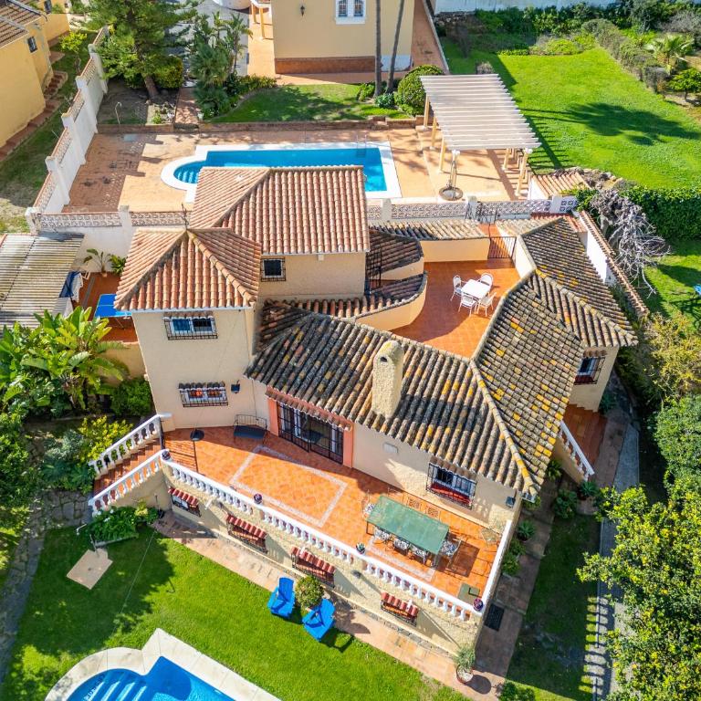 Casa de los Limones by Michael FAMILY VILLA NEAR PUERTO MARINA - Five-Bedroom House - 10