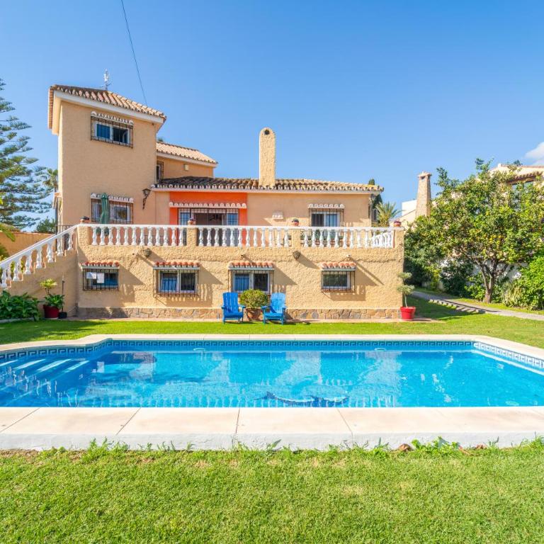 Casa de los Limones by Michael FAMILY VILLA NEAR PUERTO MARINA - Five-Bedroom House - 13