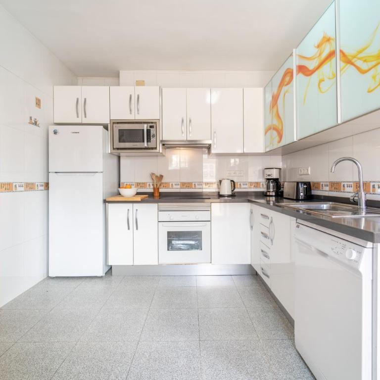 Casa de los Limones by Michael FAMILY VILLA NEAR PUERTO MARINA - Five-Bedroom House - 60