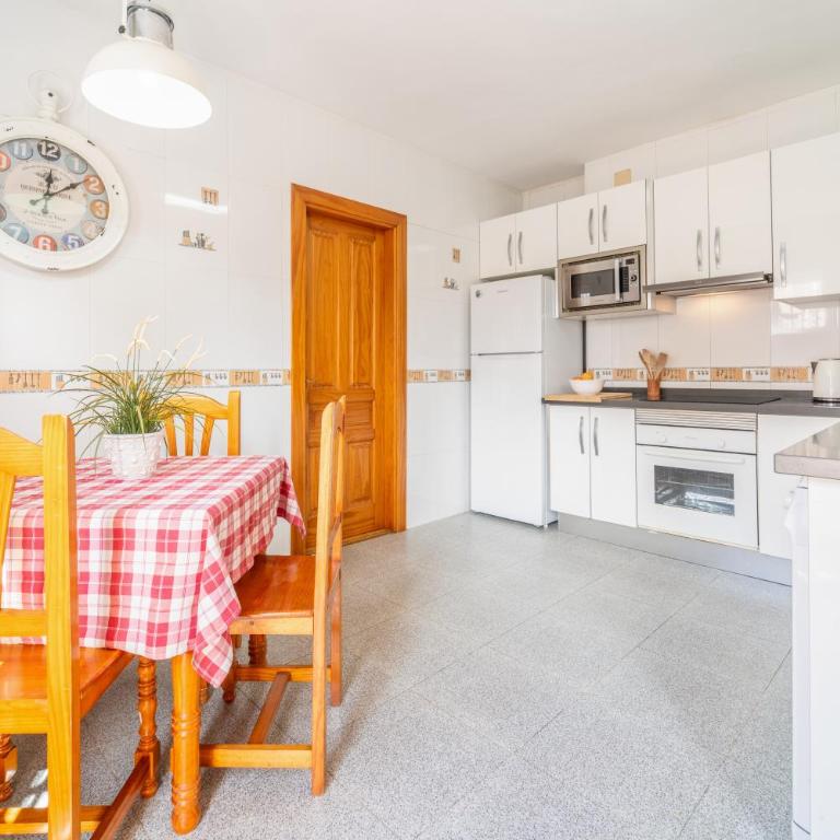 Casa de los Limones by Michael FAMILY VILLA NEAR PUERTO MARINA - Five-Bedroom House - 62