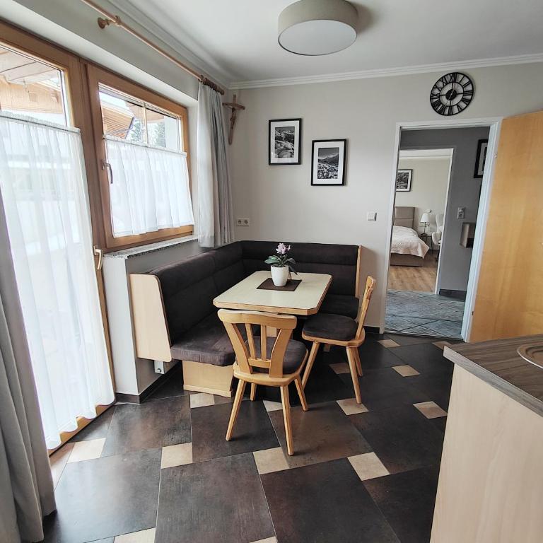 Landhaus Katharina bis 5 Personen mit Saunachalet und Blick auf die Bergwelt des Zillertals - Apartment mit Blick auf die Berge - 13