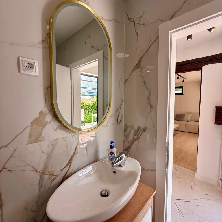 Luxury Private Villa Estate Families & Groups Pool & Beach BBQ Garden & Yard Free Parking Near Center #Belgrade Villa - Villa - 38