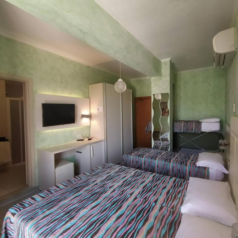 Hotel Prestigio - Camera Familiare con Terrazza - 5