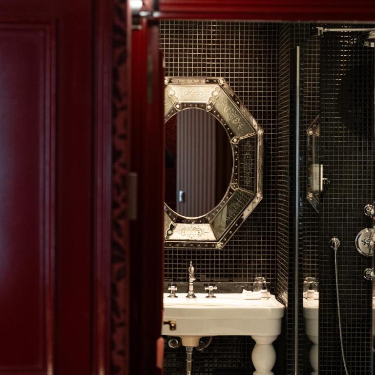 Hôtel du Petit Moulin, Haute Couture hotel by Lacroix - Chambre Double Deluxe - 23