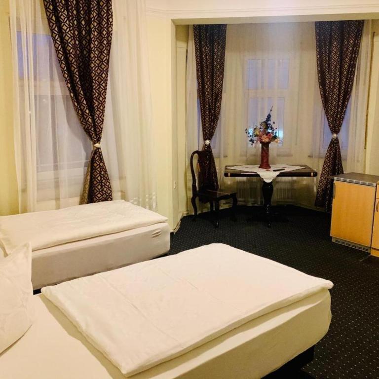Pension De Lux Augsburg - Doppelzimmer mit eigenem Bad - 7