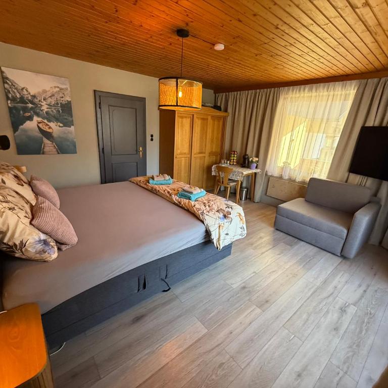 Haus RuHe - Zimmer mit Kingsize-Bett und Bergblick - 1
