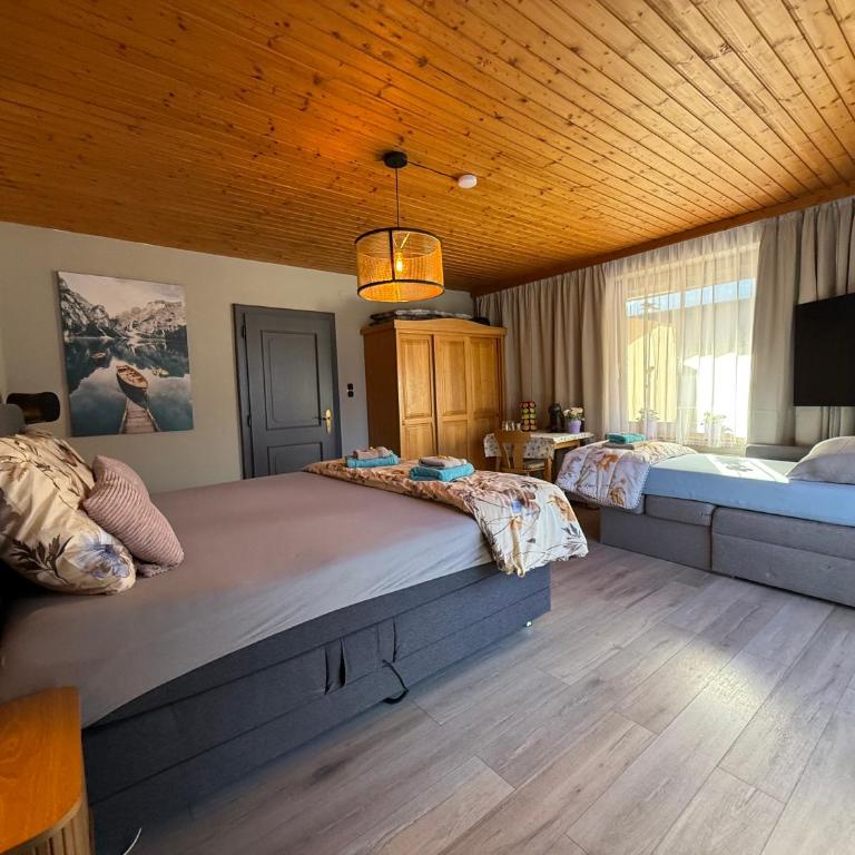 Haus RuHe - Zimmer mit Kingsize-Bett und Bergblick - 3