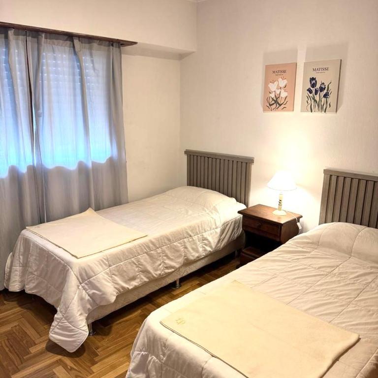 Hermosa casa recién renovada a cuadras del mar - Three-Bedroom House - 24