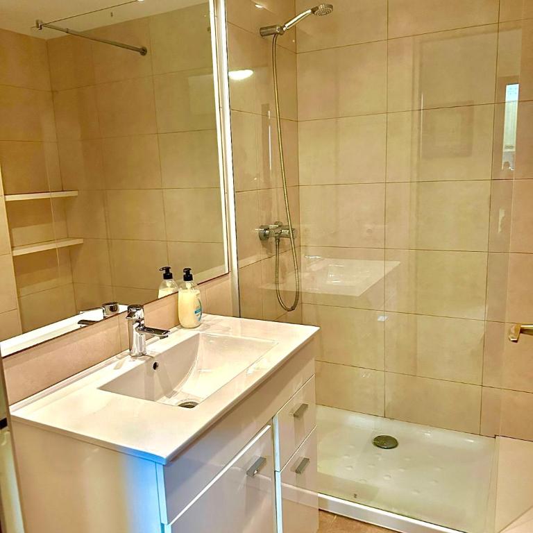 Canyelles Beach Apartment - Two-Bedroom Apartment - 10
