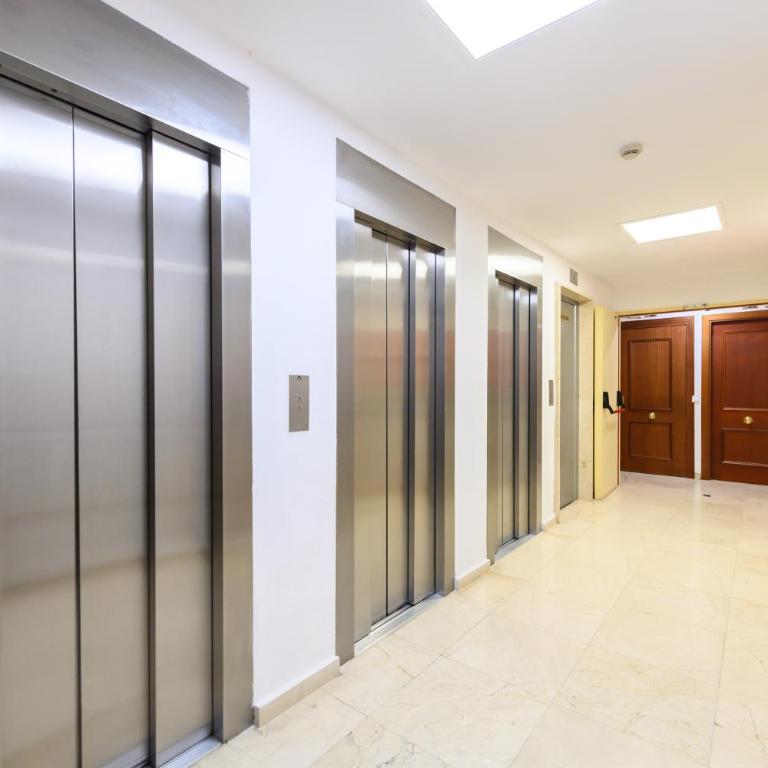 ABR1710B - Amplio piso de Lujo 2 dormitorios, ambos con terraza y 2 baños - Alquiler temporal - Two-Bedroom Apartment - 54