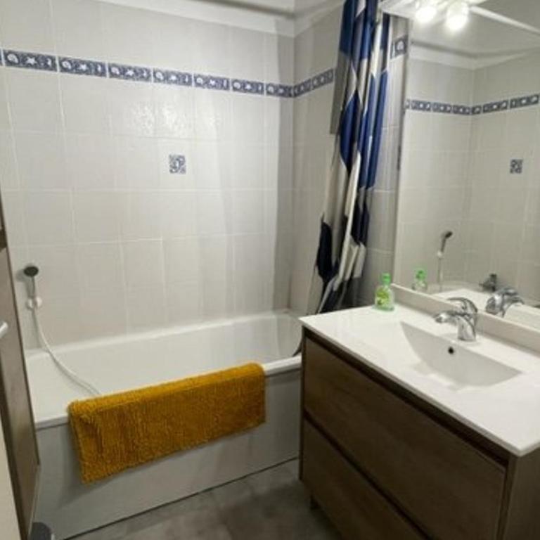 Charmant Pavillon avec Terrasse, Piscine et Parking, Proche Plage et Commerces - 6 pers. - FR-1-701-32 - Apartment - 11