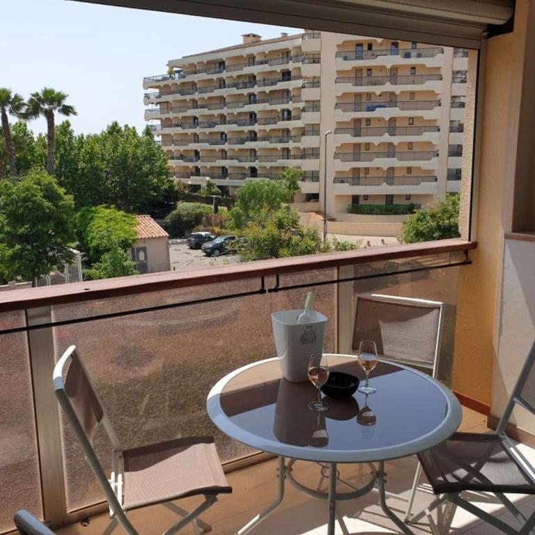 Studio Cabine 4 Pers avec Aperçu Mer, Proche Plage, Terrasse, Parking Privé et Clim à Fréjus - FR-1-226A-158 - Appartamento - 1