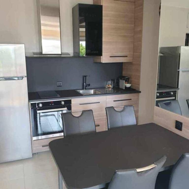 Studio Cabine 4 Pers avec Aperçu Mer, Proche Plage, Terrasse, Parking Privé et Clim à Fréjus - FR-1-226A-158 - Appartamento - 8